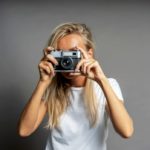 Junge Frau mit analoger Kamera