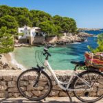 Damenrad vor einer Bucht auf Mallorca