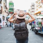 Junge Frau allein in Bangkok unterwegs