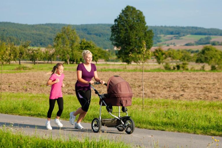 Mutter mit Kinderwagen und älterer Tochter gehen joggen