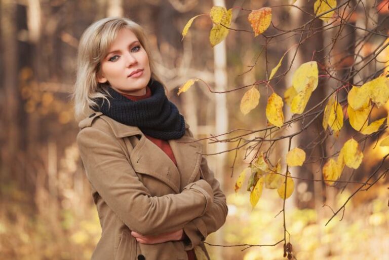 Junge Frau im Herbstmantel