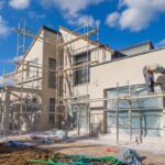 Fassade eines Hauses wird gestrichen