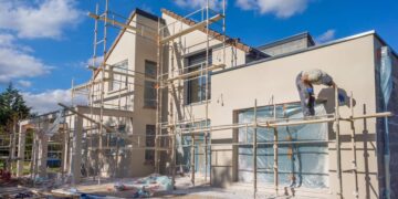 Fassade eines Hauses wird gestrichen