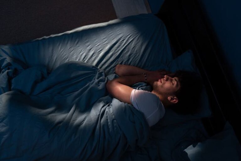 Junger Mann nachts im Bett