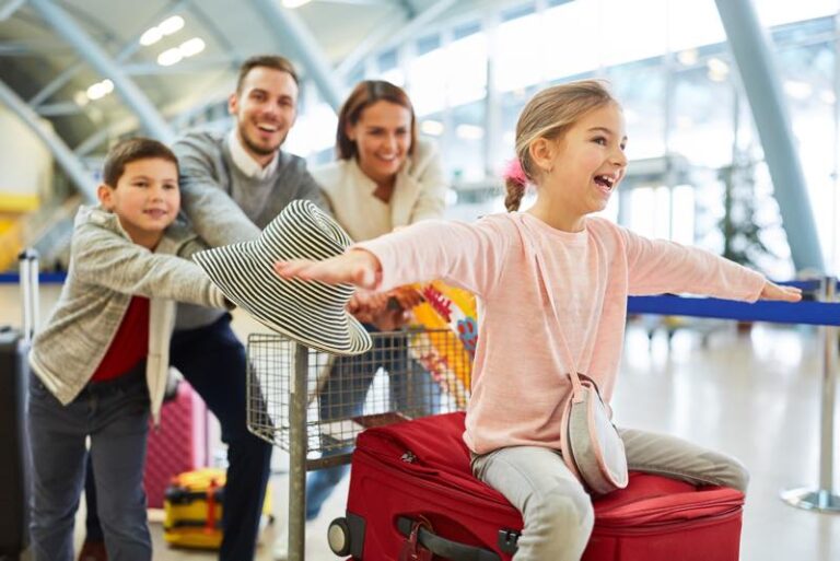 Familie startet in den Urlaub