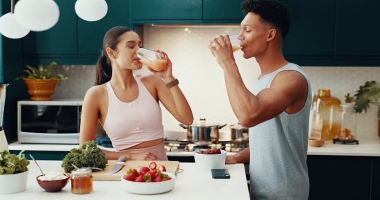 Pärchen nimmt nach dem Sport einen Smoothie zu sich
