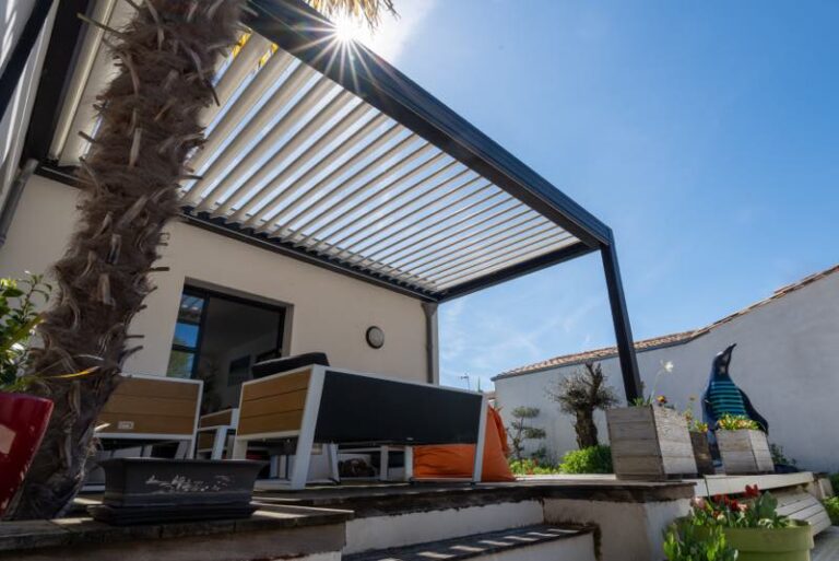 Lamellendach einer Terrasse im Süden